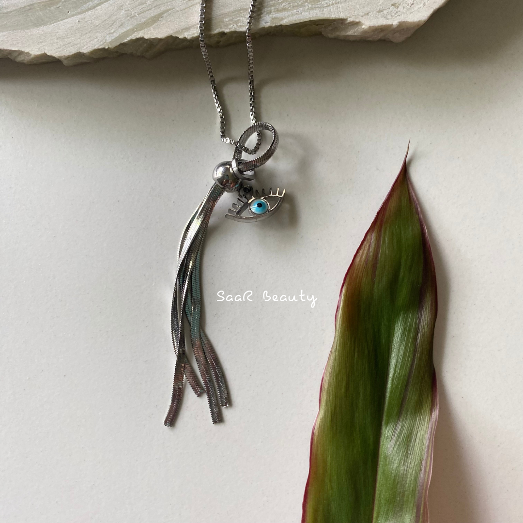 Metal chain necklace with a pendant in the shape of a EVIL EYE AND TESSEL  . Adjustable length with a trigger clasp. Accessory Style: Pendant necklace Description: PROTECTING EVIL EYE NECKLACE WITH LASHES  Country of production: India Common generic name: Necklace Net Quantity: 1 N Composition Metal 80%, Polymethyl methacrylate 10%, Steel 10%