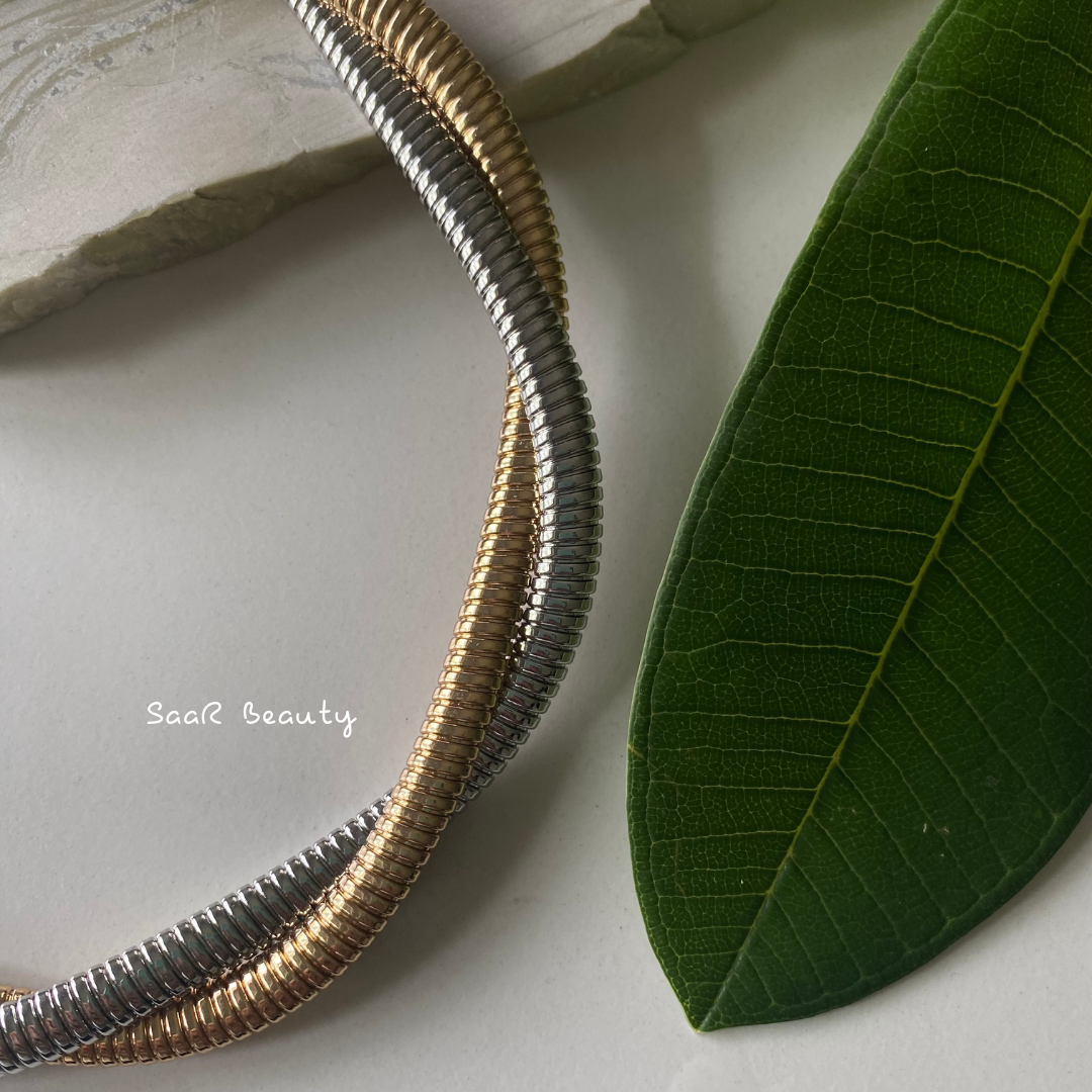 Metal chain necklace. Adjustable length with a trigger clasp. Accessory Style: Pendant necklace Description: DUAL SHADE VIRAL SNAKE CHAIN CHOKER Country of production: India Common generic name: Necklace Net Quantity: 1 N Composition Metal 80%, Polymethyl methacrylate 10%, Steel 10%