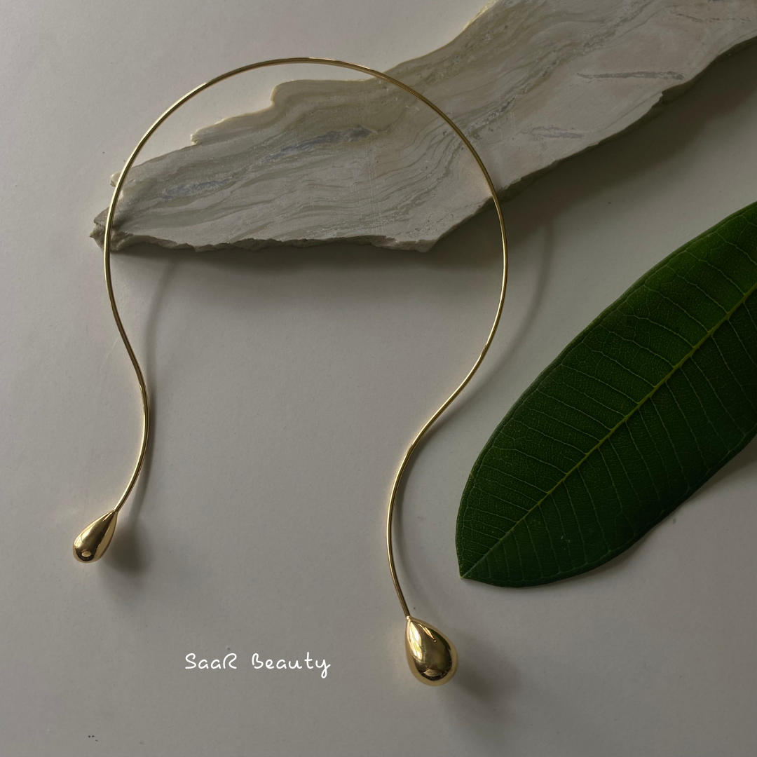 Metal chain necklace with a pendant in the shape of a WATER DROPLETS. Adjustable length with a trigger clasp. Accessory Style: Pendant necklace Description: ANTI TARNISH THE MAGICAL DROP PENDANT NECKLACE NECKPIECE Country of production: India Common generic name: Necklace Net Quantity: 1 N Composition Metal 80%, Polymethyl methacrylate 10%, Steel 10%