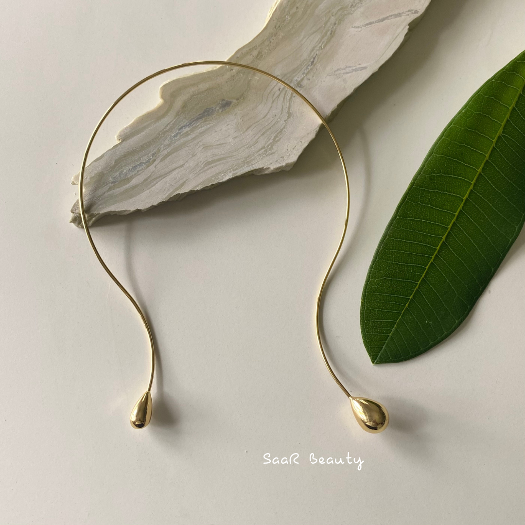 Metal chain necklace with a pendant in the shape of a WATER DROPLETS. Adjustable length with a trigger clasp. Accessory Style: Pendant necklace Description: ANTI TARNISH THE MAGICAL DROP PENDANT NECKLACE NECKPIECE Country of production: India Common generic name: Necklace Net Quantity: 1 N Composition Metal 80%, Polymethyl methacrylate 10%, Steel 10%