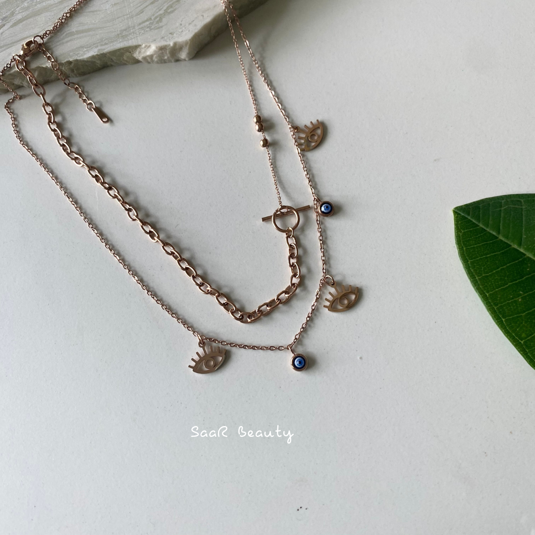 Metal chain necklace with a pendant in the shape of a EVIL EYE BLUE. Adjustable length with a trigger clasp. Accessory Style: Pendant necklace Description: THE EVIL EYE BLUE MAGIC PENDANT NECKLACE NECKPIECE Country of production: India Common generic name: Necklace Net Quantity: 1 N Composition Metal 80%, Polymethyl methacrylate 10%, Steel 10%