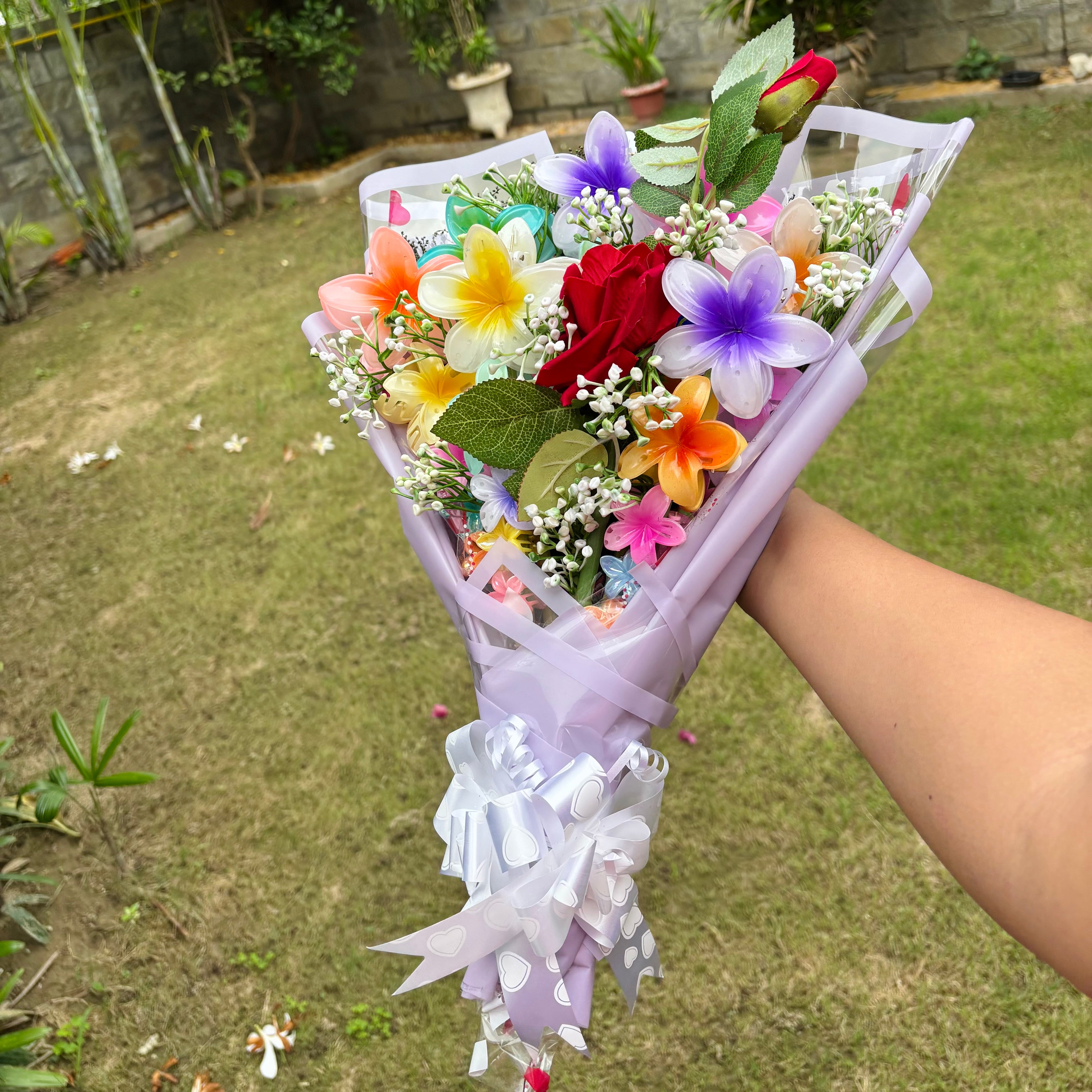 Luxury Floral Claw Clip Bouquet – 35 Hair Clips & Scrunchies by SaaR Beauty