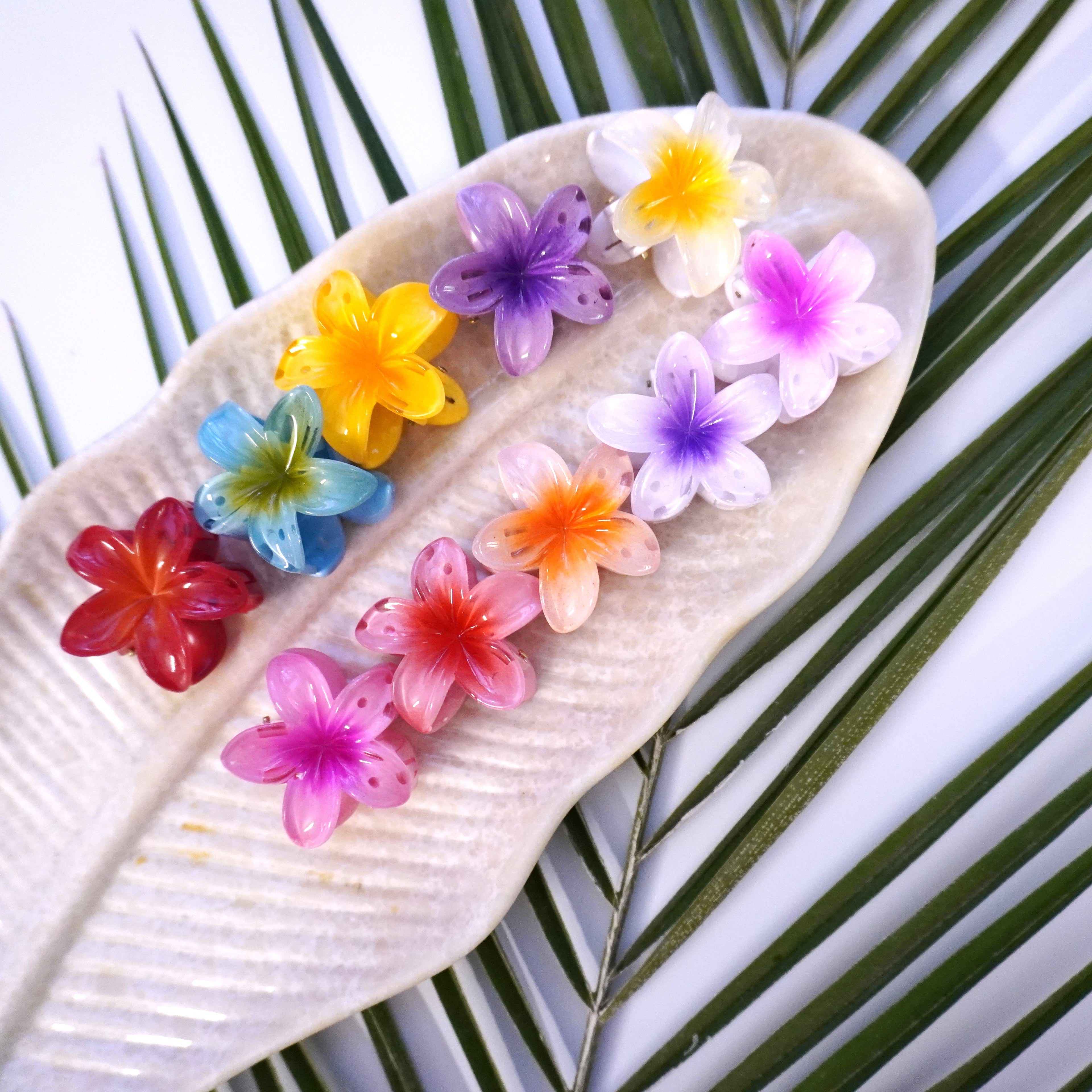 Chic small flower claw hair clip by SaaR Beauty. Vibrant printed colors, secure grip, durable design, and perfect for all hair types. Stylish, compact, and versatile!