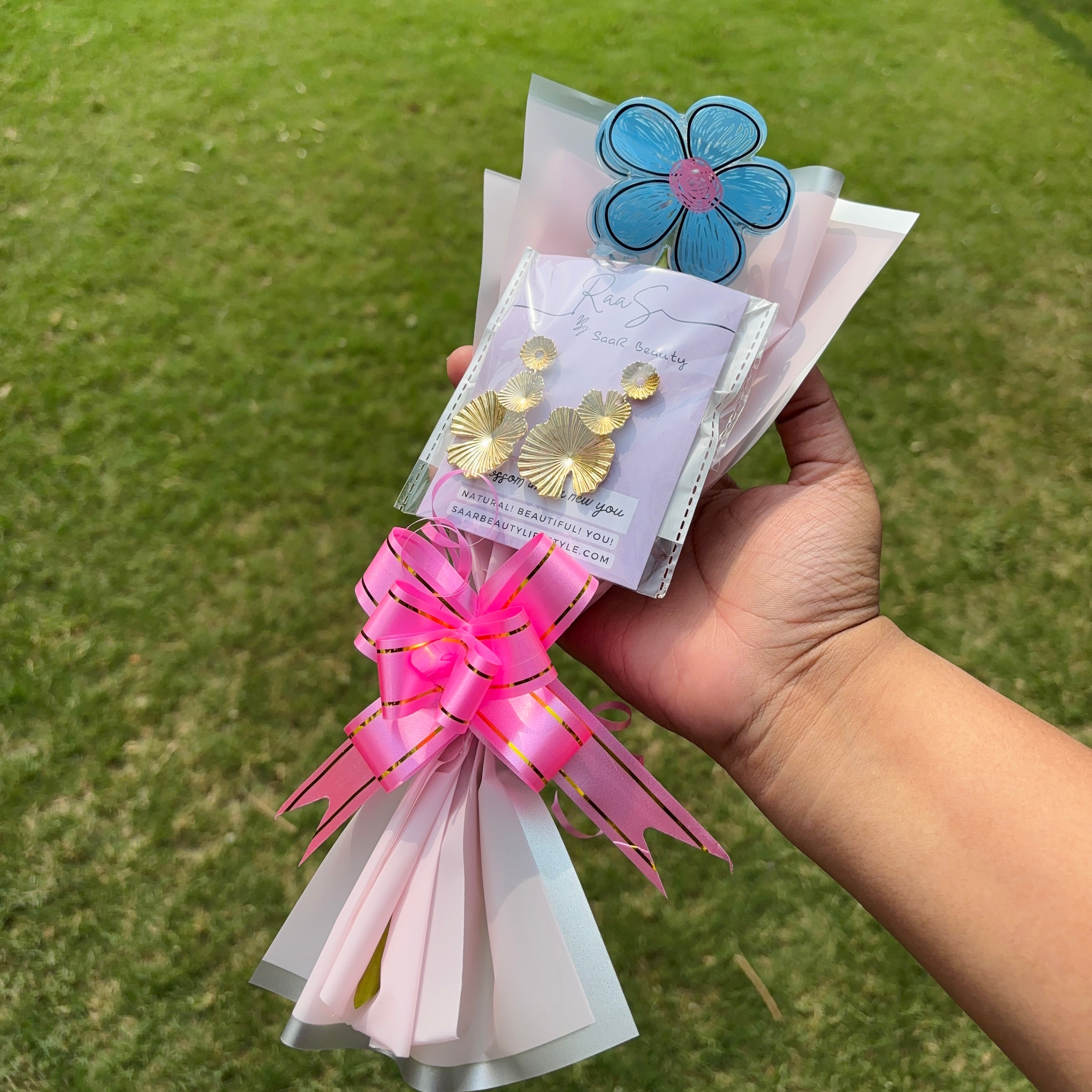 Saar Beauty Floral Hair Clutcher & Earrings Gift Bouquet