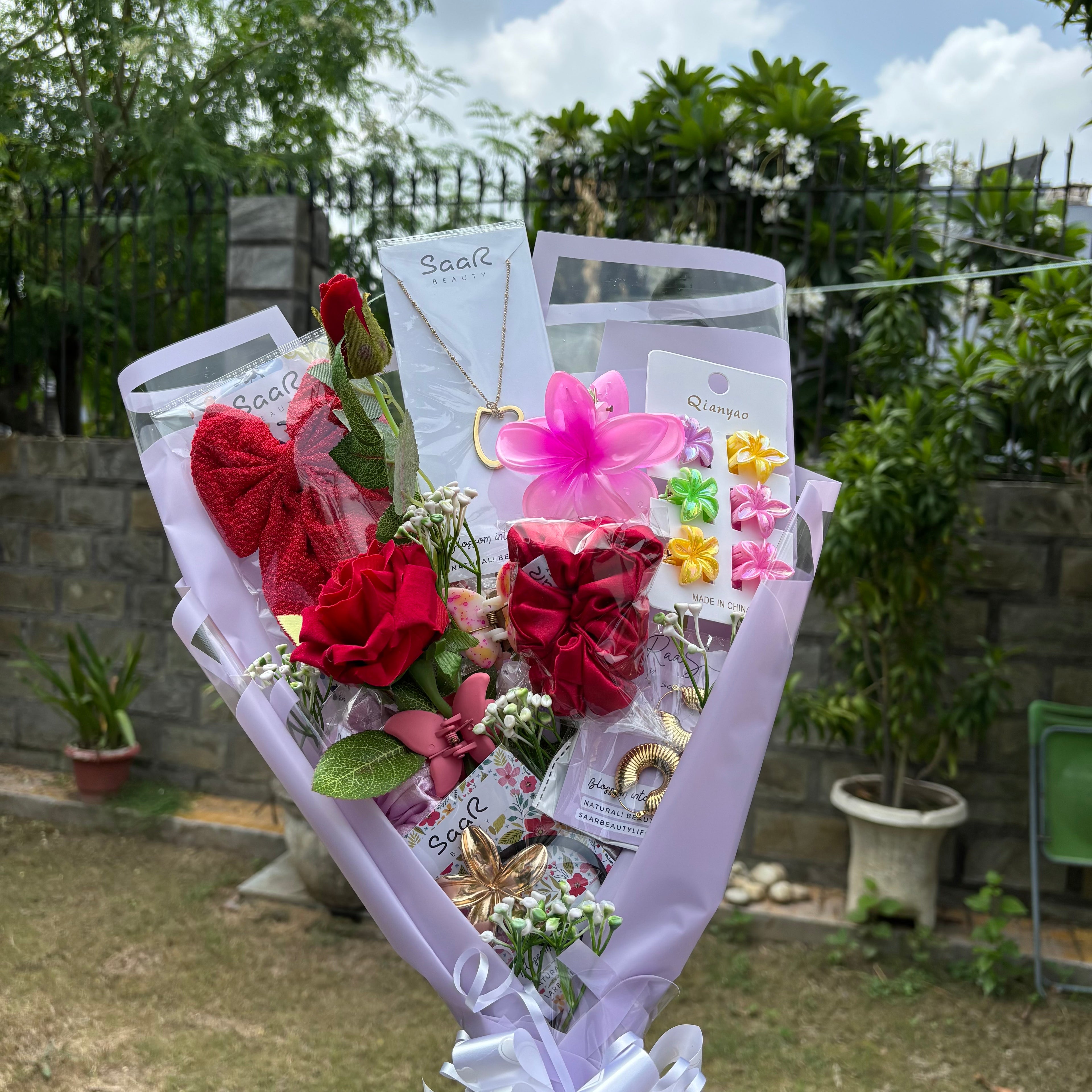 Premium Saar Beauty bouquet with anti-tarnish jewelry, bow clip, floral claws, scrunchies, and 5 airtight pouches. Ideal gift for long or thick hair.