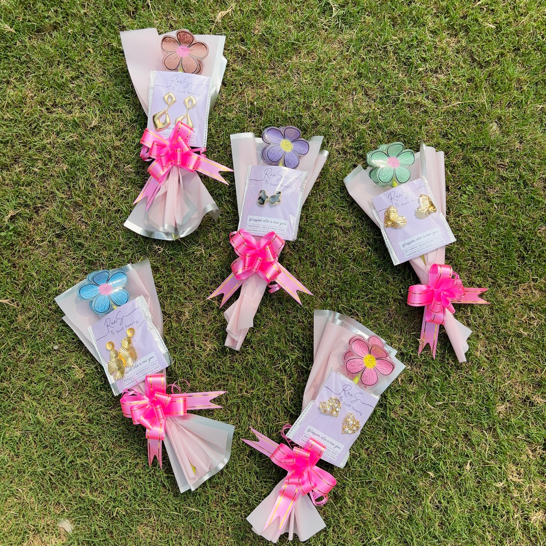 Saar Beauty Floral Hair Clutcher &amp; Earrings Gift Bouquet