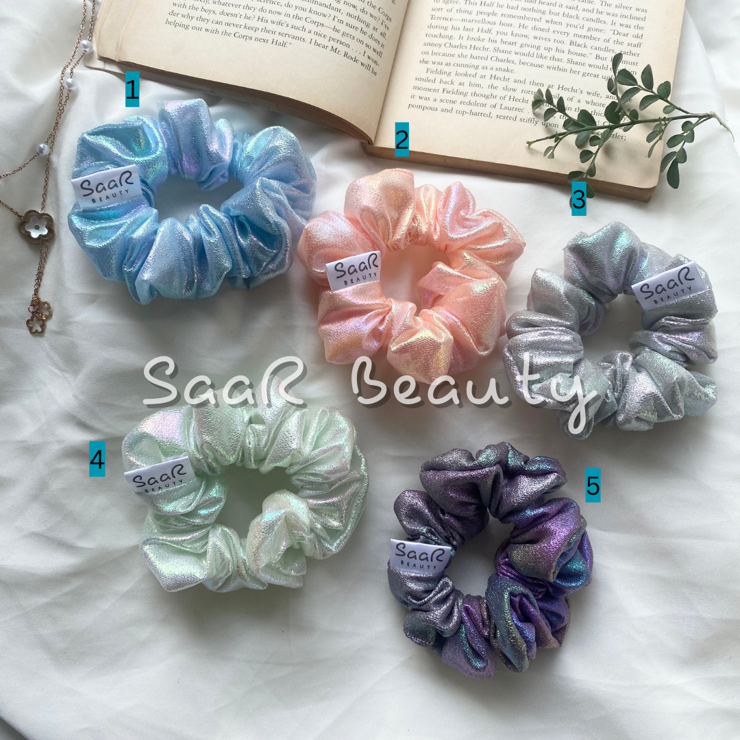 HOLOGRAPHIC FLUFFY MEDIUM SCRUNCHIES