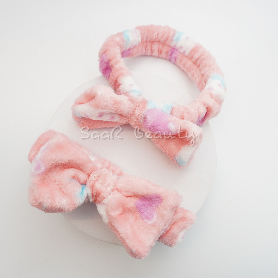 Add fun to your beauty routine with our Tie-Dye Makeup Hair Bands! Soft plush fabric, bow detail, and vibrant colors make it perfect for thick and thin hair. Ideal for makeup, skincare, or casual wear. Stay stylish and comfy!