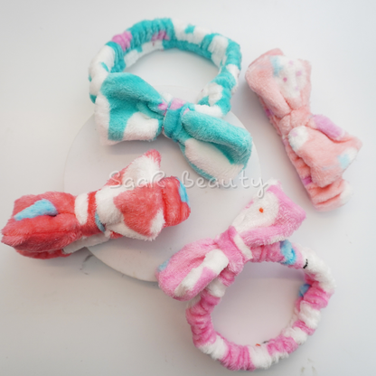 Add fun to your beauty routine with our Tie-Dye Makeup Hair Bands! Soft plush fabric, bow detail, and vibrant colors make it perfect for thick and thin hair. Ideal for makeup, skincare, or casual wear. Stay stylish and comfy!