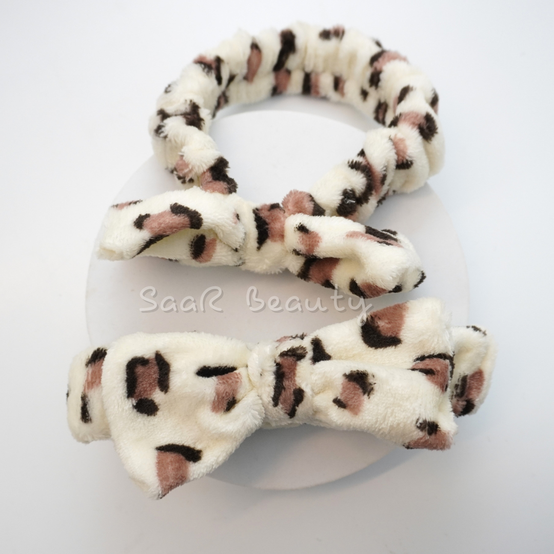 Stay stylish during your beauty routine with our Leopard Print Makeup Hair Band! Soft plush material, bow accent, and stretchable fit make it ideal for thick and thin hair. Perfect for makeup, skincare, or casual outings. Available in 6 chic shades