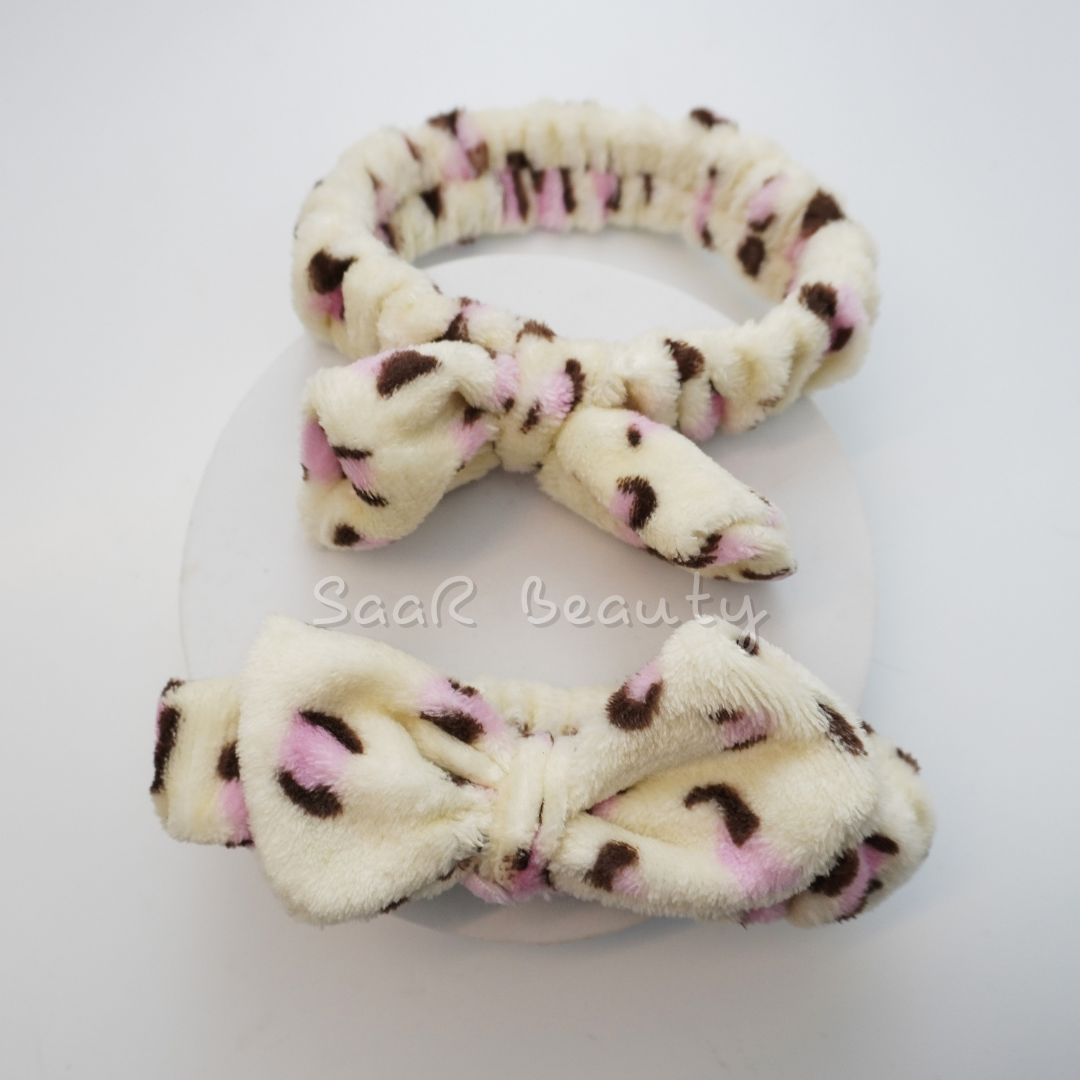 Stay stylish during your beauty routine with our Leopard Print Makeup Hair Band! Soft plush material, bow accent, and stretchable fit make it ideal for thick and thin hair. Perfect for makeup, skincare, or casual outings. Available in 6 chic shades