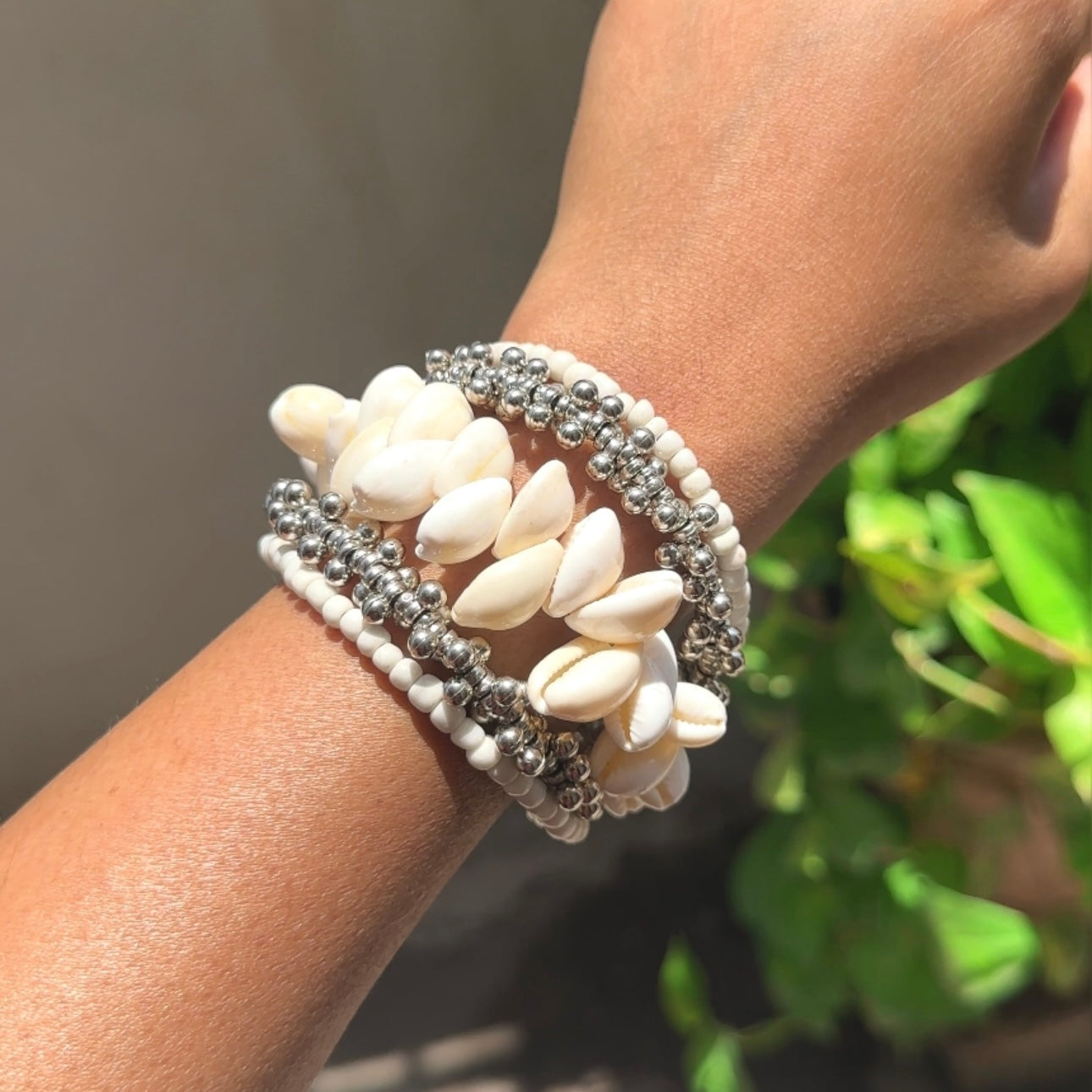 WHITE SEASHELL BRACELET