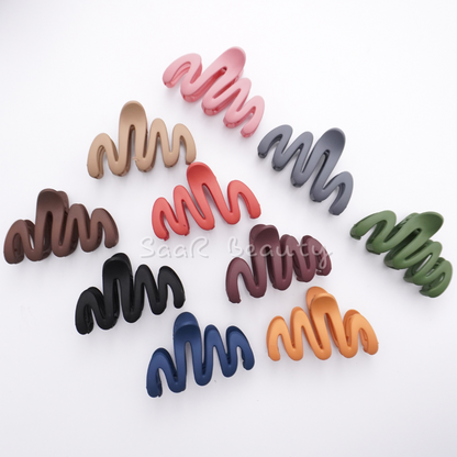 Upgrade your hairstyle with SaaR Beauty’s Wavy Mini Claw Clutcher Set. Trendy wave design, matte solid colors, strong grip, and durable for all hair types!