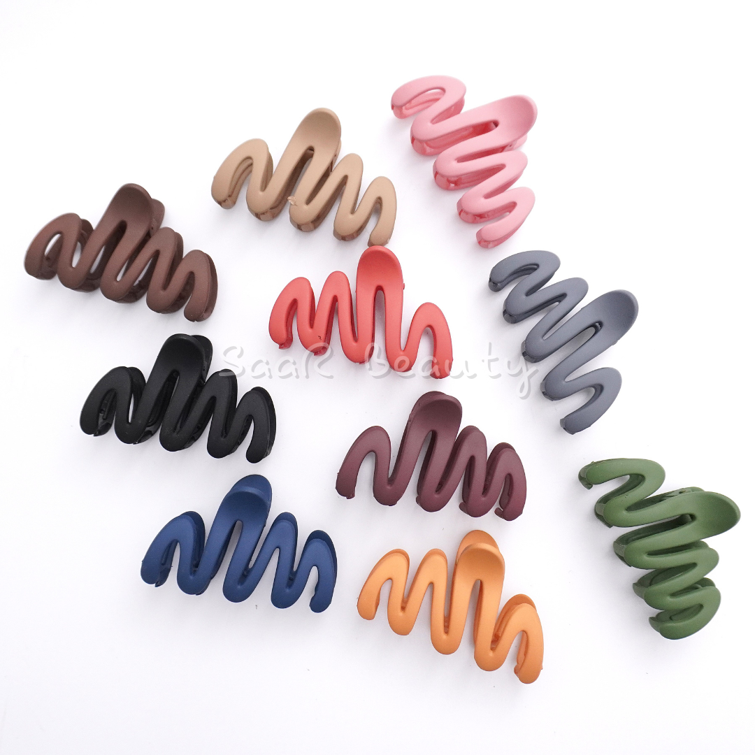 Upgrade your hairstyle with SaaR Beauty’s Wavy Mini Claw Clutcher Set. Trendy wave design, matte solid colors, strong grip, and durable for all hair types!