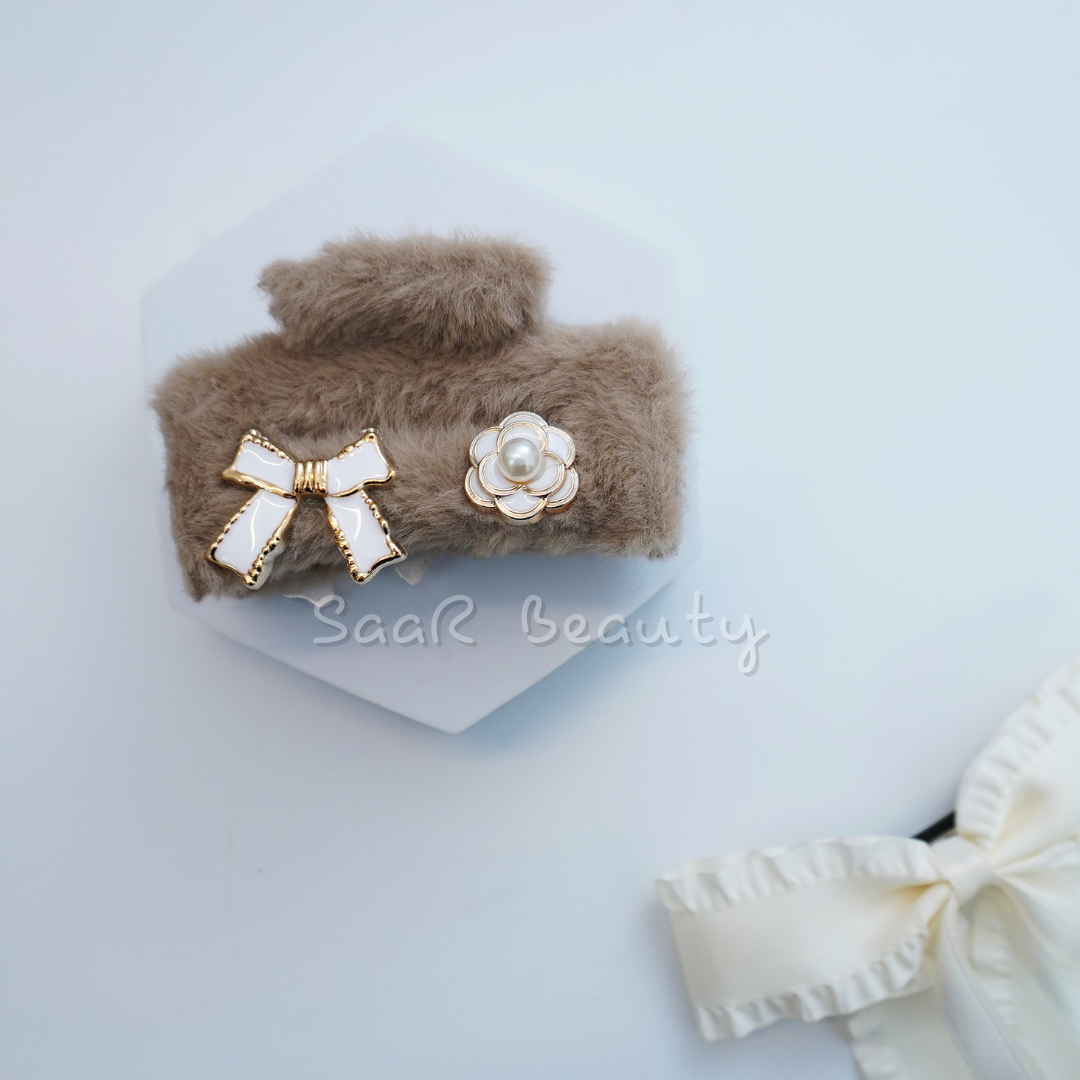 Discover SaaR Beauty’s Korean fur claw clips! Perfect for thick, thin, and long hair, these stylish hair accessories feature soft faux fur and bow details in 6 shades.