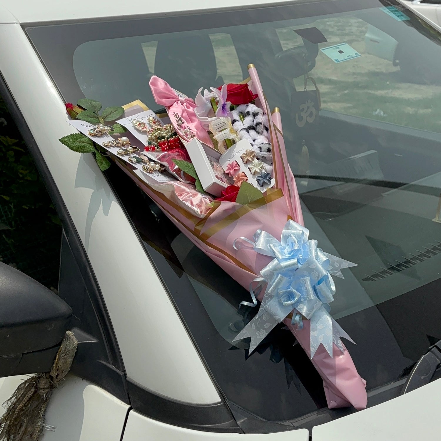 Saar Beauty Handmade Gift Bouquet with Clutches, Jewelry, and Makeup Band – Perfect Surprise