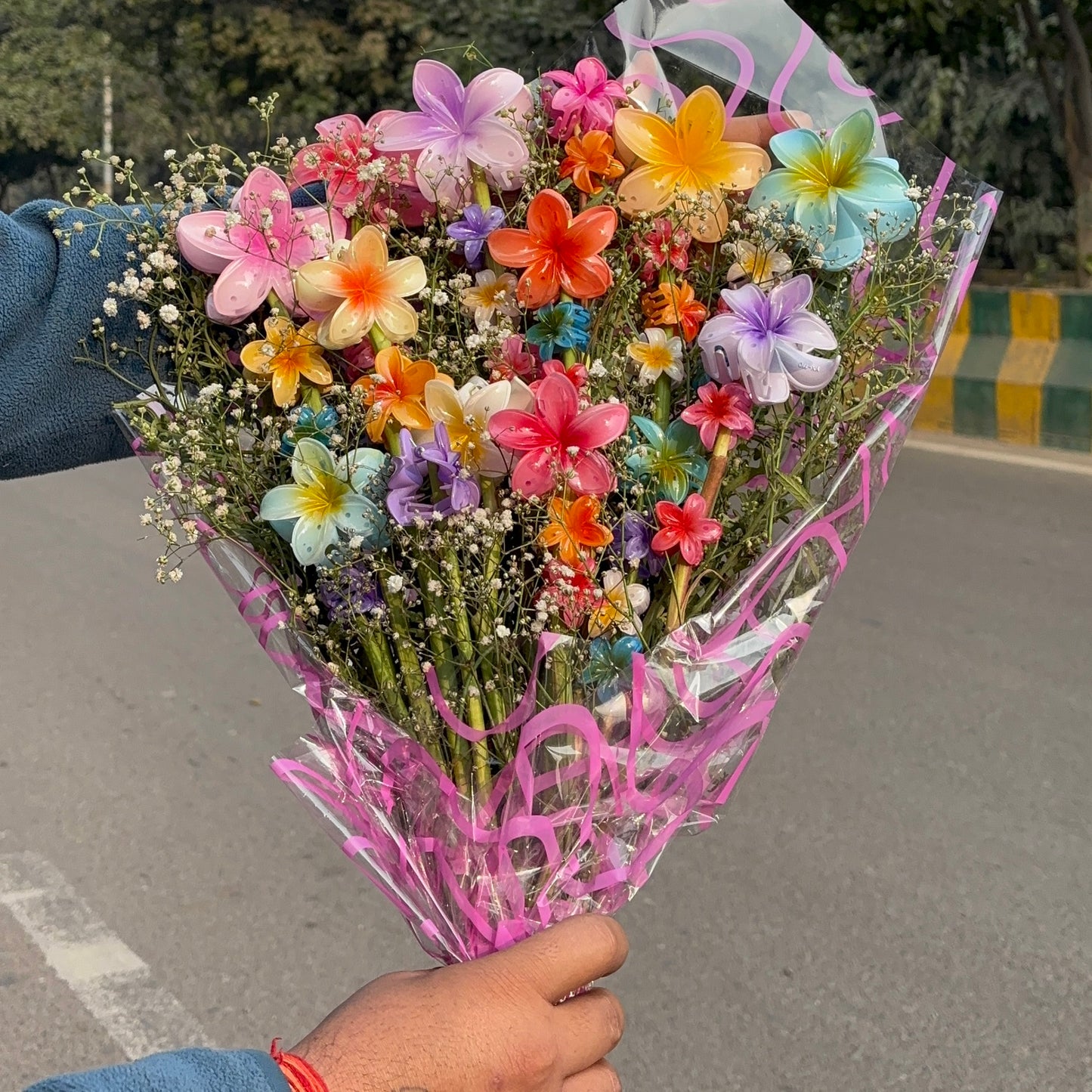 Celebrate style with the Viral Flower Clutcher Bouquet! 21 vibrant flower-shaped hair clutchers designed for secure grip and everyday elegance.