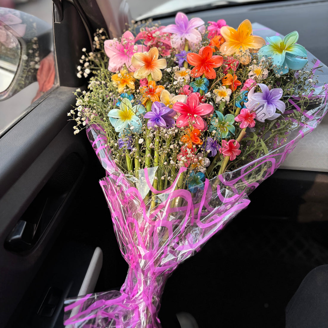 Brighten your look with the Viral Flower Clutcher Bouquet! Featuring 21 vibrant flower-shaped hair clutchers, it&