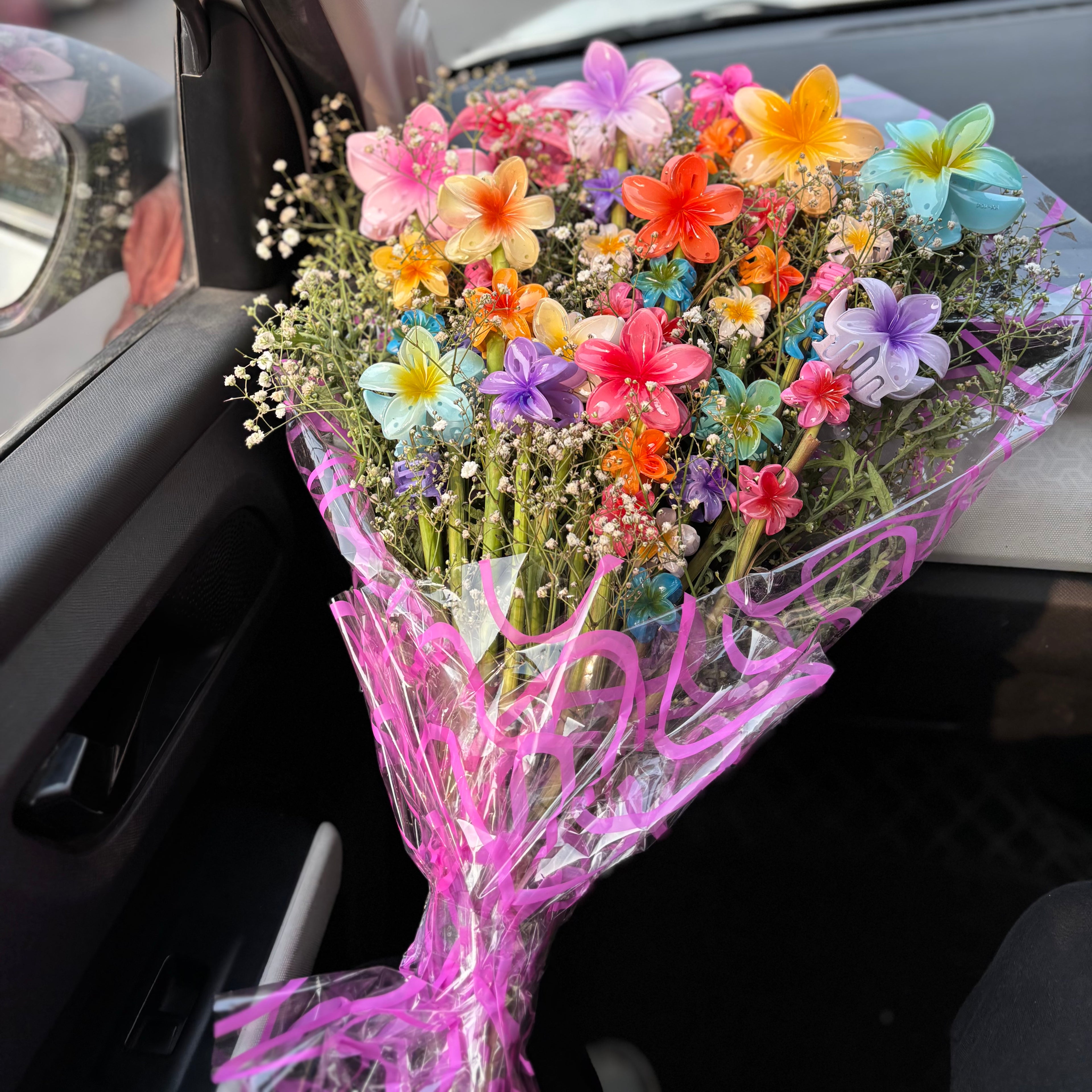 Brighten your look with the Viral Flower Clutcher Bouquet! Featuring 21 vibrant flower-shaped hair clutchers, it&