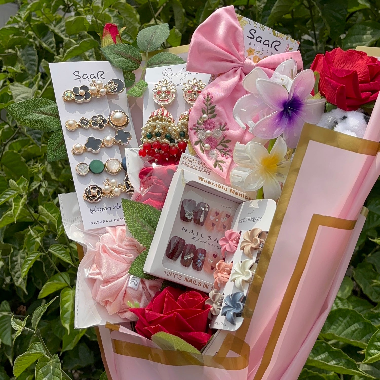 Saar Beauty Handmade Gift Bouquet with Clutches, Jewelry, and Makeup Band – Perfect Surprise