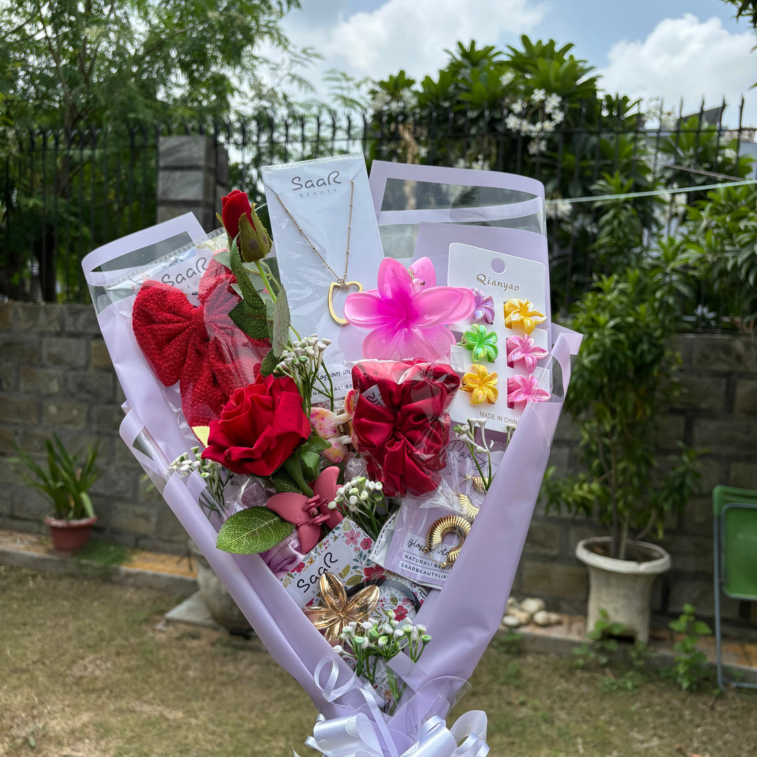 Premium Saar Beauty bouquet with anti-tarnish jewelry, bow clip, floral claws, scrunchies, and 5 airtight pouches. Ideal gift for long or thick hair.